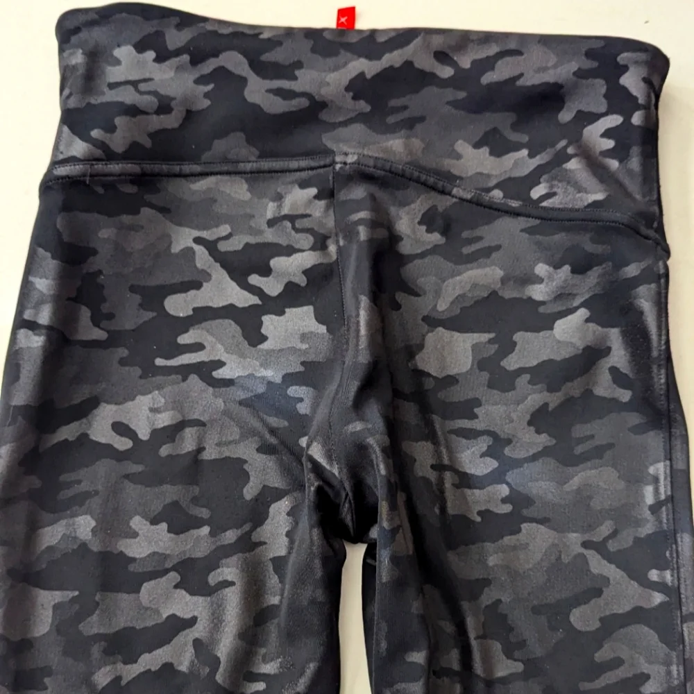 SPANX Faux Leather Camo Leggings Size Medium Petite - Picture 10 of 12